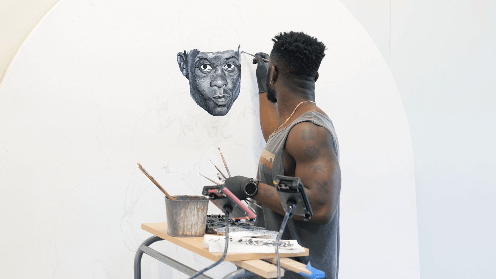 Quaicoe painting the face of a boxer - Seminal